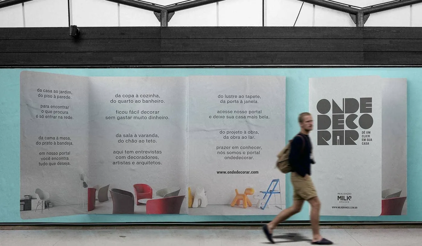 Cartaz do Onde Decorar numa estação, com uma pessoa passando