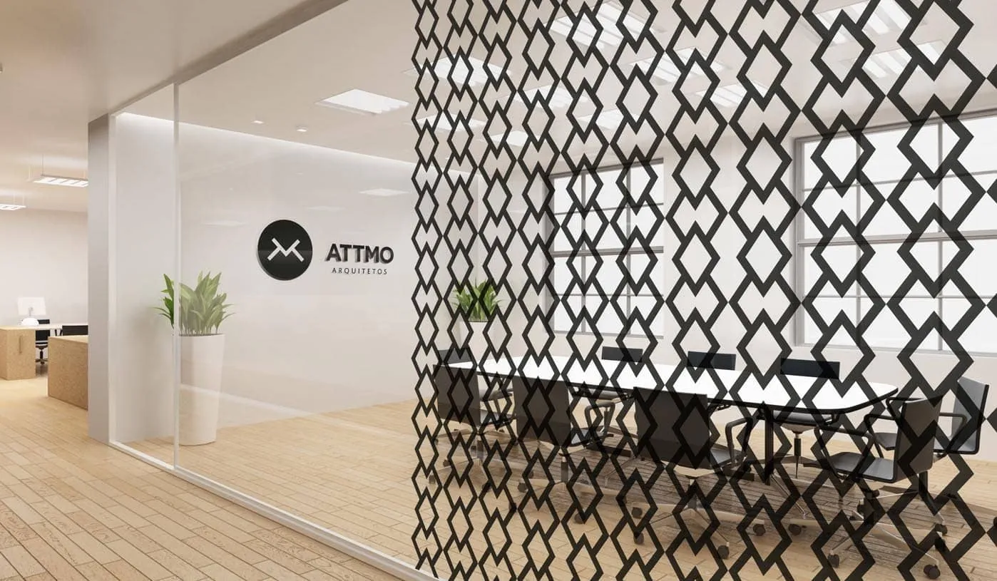Marca da Attmo Arquitetos numa divisória de escritório